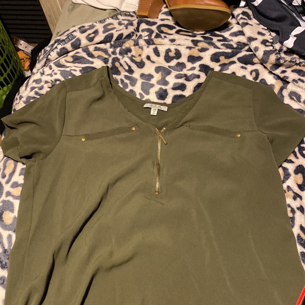 Green shirt - Picture 2 of 3
